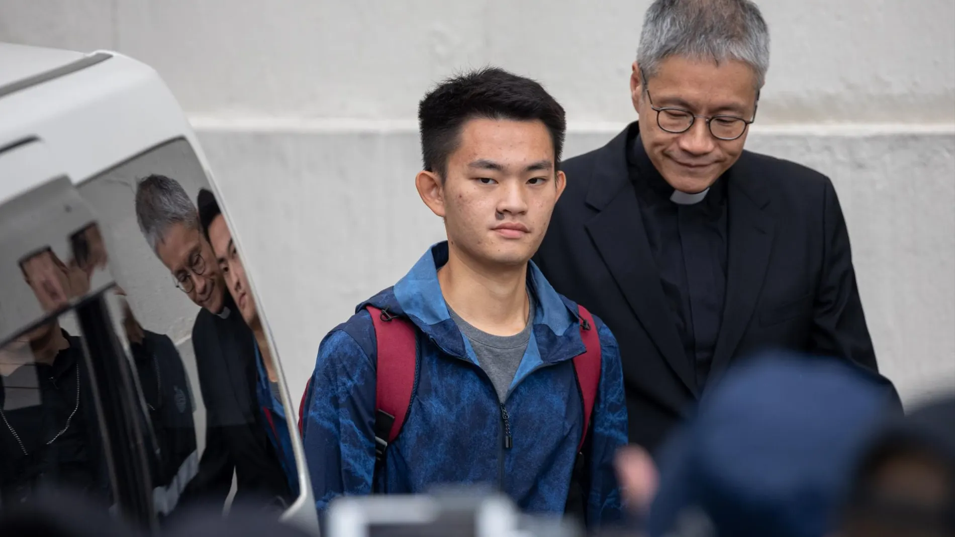 El presunto asesino Chan tong kai sale de prisión acompañado del pastor anglicano Peter Koon / EFE