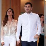 Iker Casillas y su mujer Sara Carbonero a la salida del hospital de Oporto tras ser dado de alta/Foto: Efe