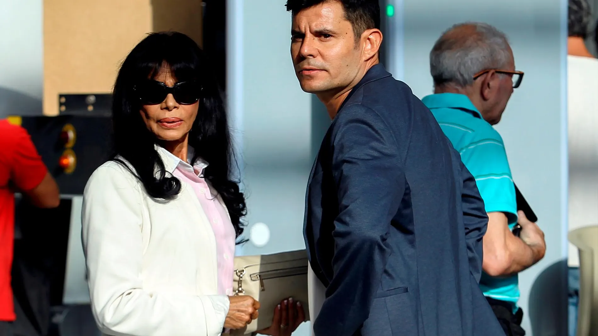 Javier Sanchez-Santos, junto a su madre, Maria Edite Santos, en el juzgado de Valencia. Reuters/Stringer