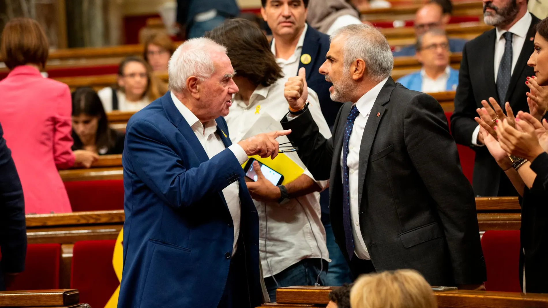 El portavoz de Ciudadanos en el Parlament, Carlos Carrizosa, y el diputado de ERC Ernest Maragall discuten durante el Pleno/Foto: David Zorrakino / Europa Press