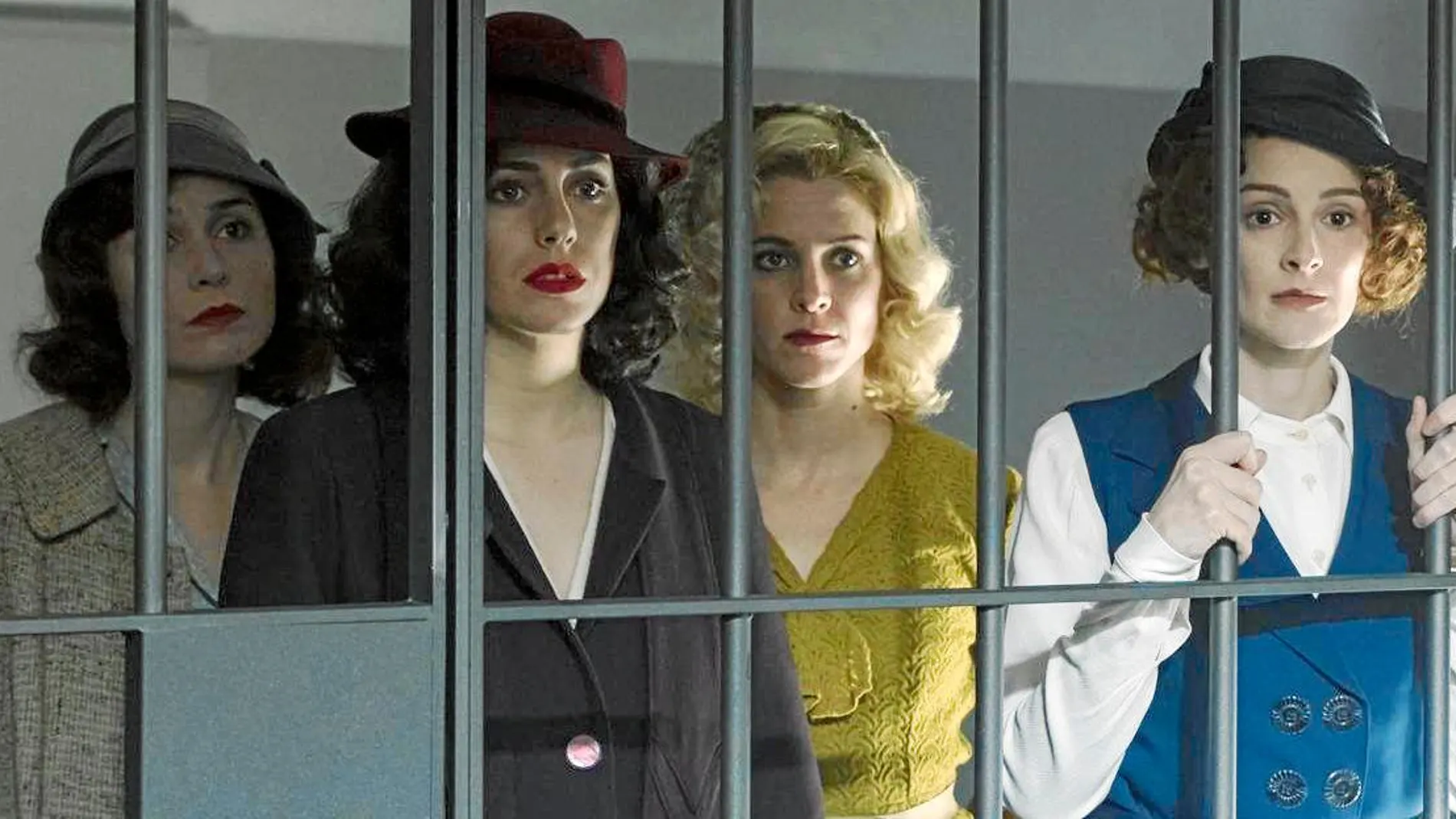 Blanca Suárez (Alba), Maggie Civantos (Ángeles), Nadia de Santiago (Marga) y Ana Polvorosa (Sara) en «Las chicas del cable»