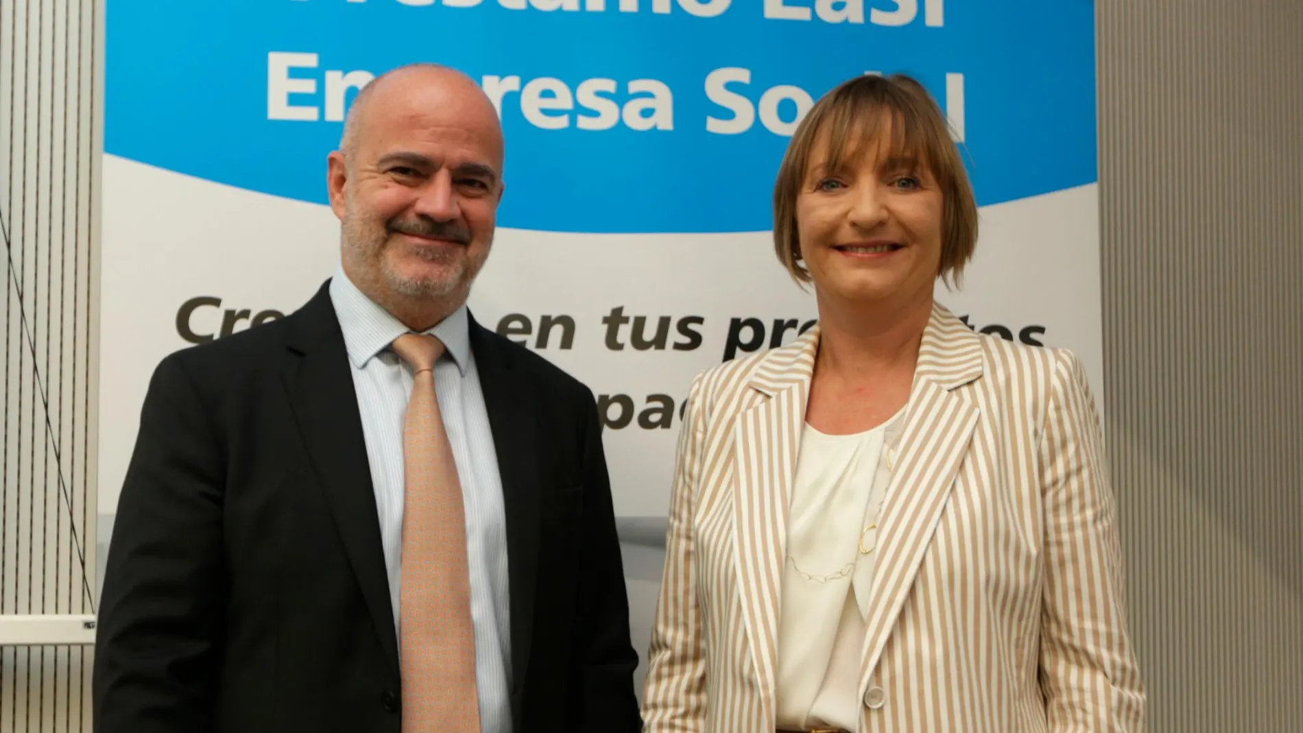 Alberto López, Director General de MicroBank y María Jesús Catalá, Directora Territorial de CaixaBank en Andalucía Occidental / La Razón