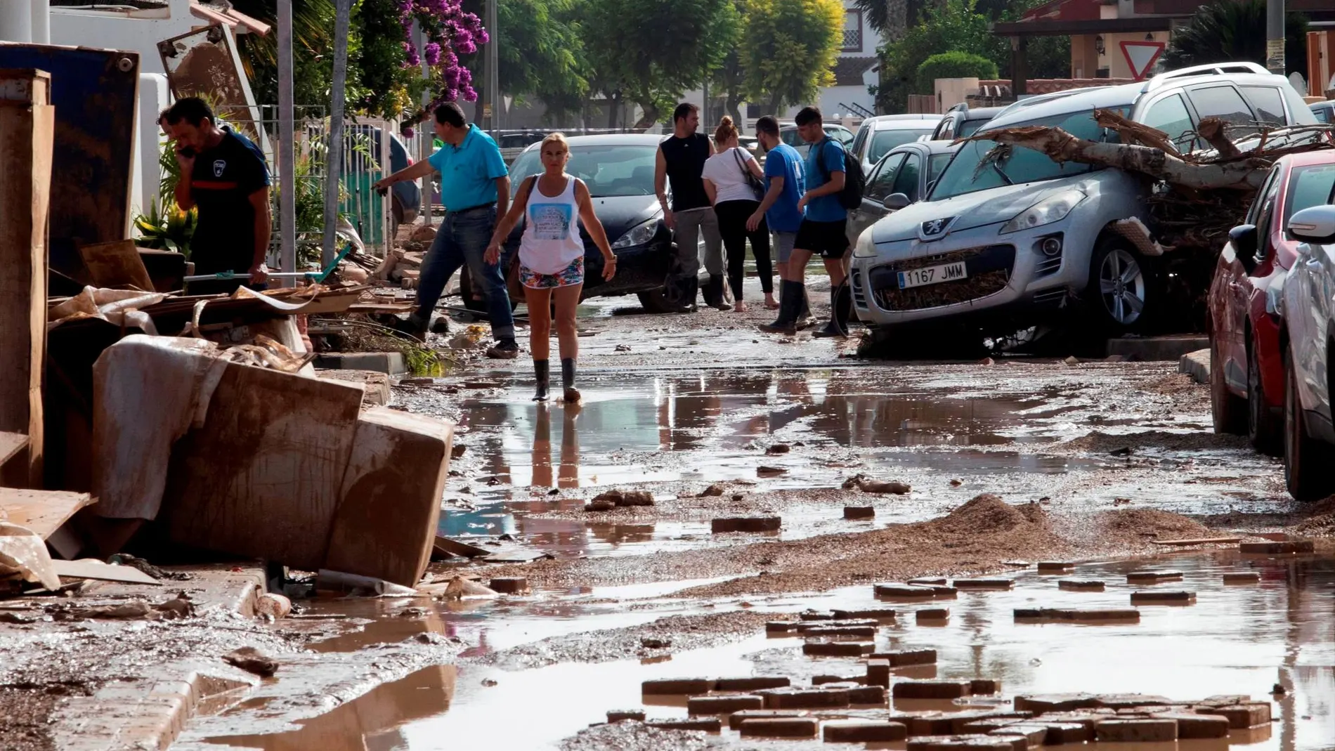 Aspecto que presentaba este domingo una calle de Los Alcázares, (Murcia), tras las inundaciones sufridas en los últimos días a causa de la gota fría