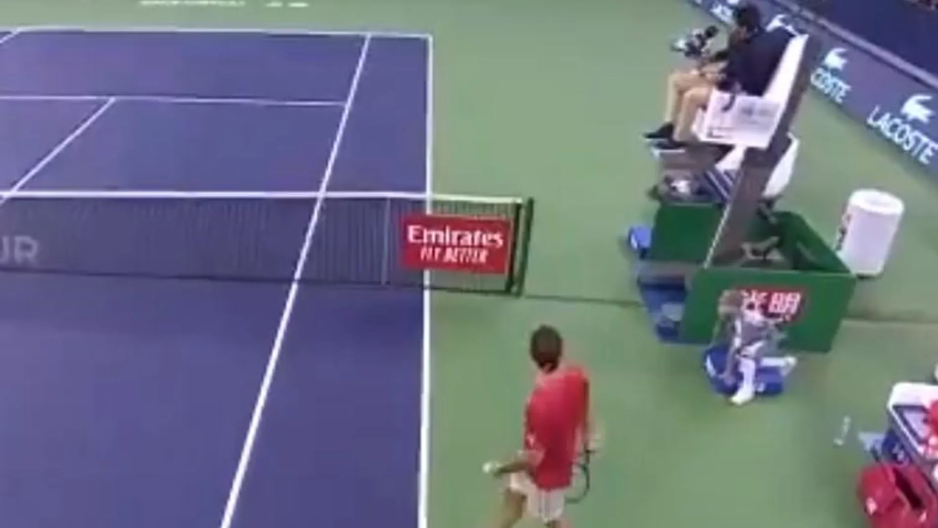 Federer discute con el juez de silla