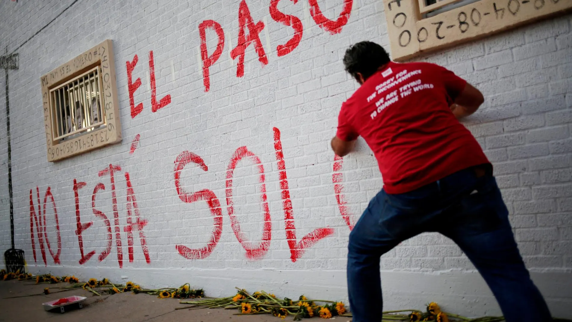 Un hombre escribiendo un mensaje reivindicativo en El Paso