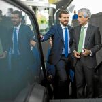 El líder del PP, Pablo Casado, y Adolfo Suárez Illana, ayer en Madrid / Foto: Alberto R. Roldán