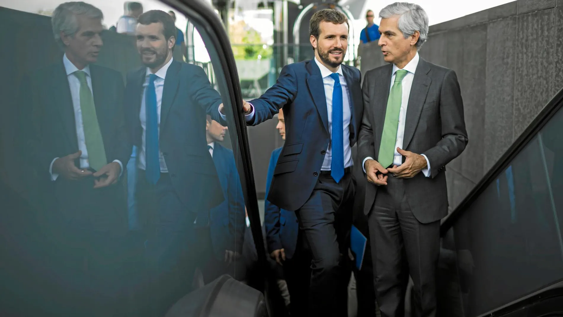 El líder del PP, Pablo Casado, y Adolfo Suárez Illana, ayer en Madrid / Foto: Alberto R. Roldán