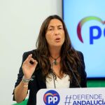 La secretaria general del PP-A, Loles López, en una rueda de prensa