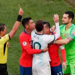 La tarjeta roja a Messi tras un pique con Medel en el Argentina-Chile