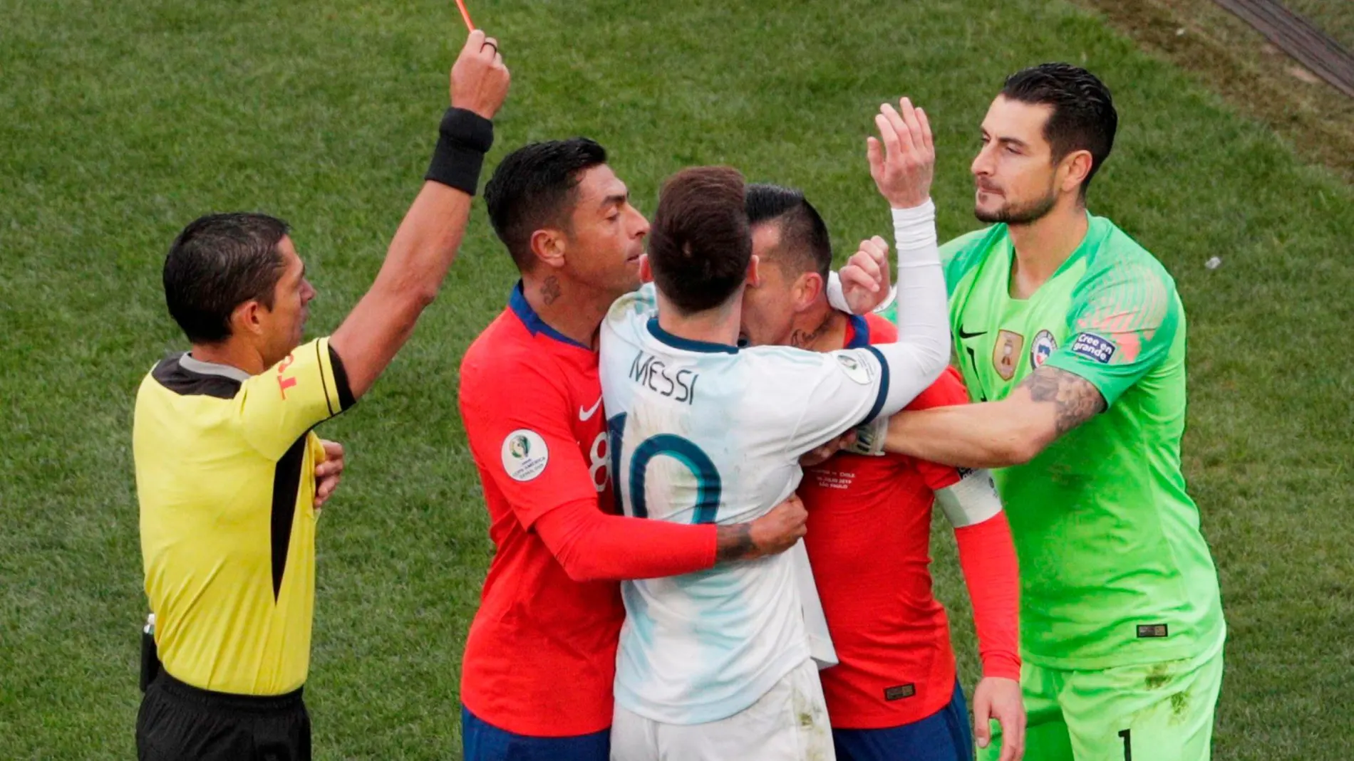 La tarjeta roja a Messi tras un pique con Medel en el Argentina-Chile