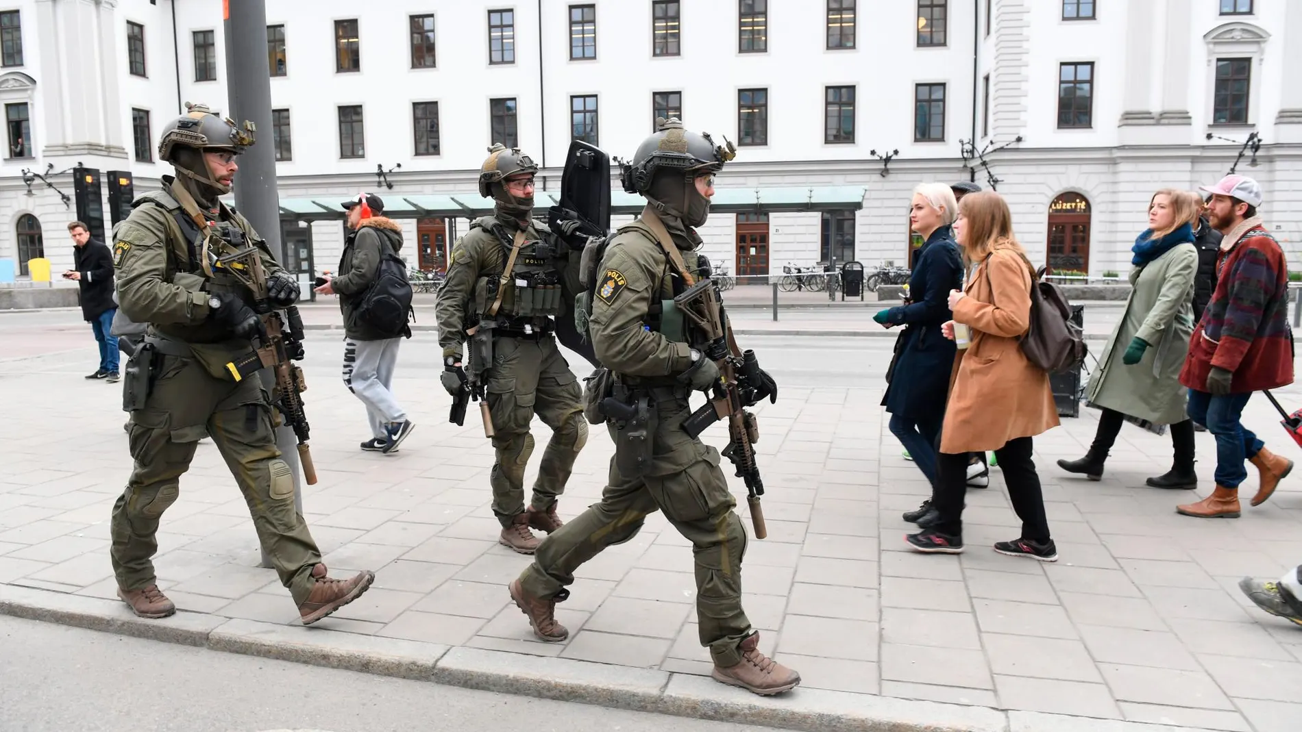 Miembros de la policía sueca en el centro de Estocolmo/Efe