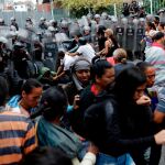 Familiares de los presos se han enfrentado a las fuerzas de seguridad/Reuters