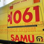 Una ambulancia del 061 trasladó a la víctima al Hospital
