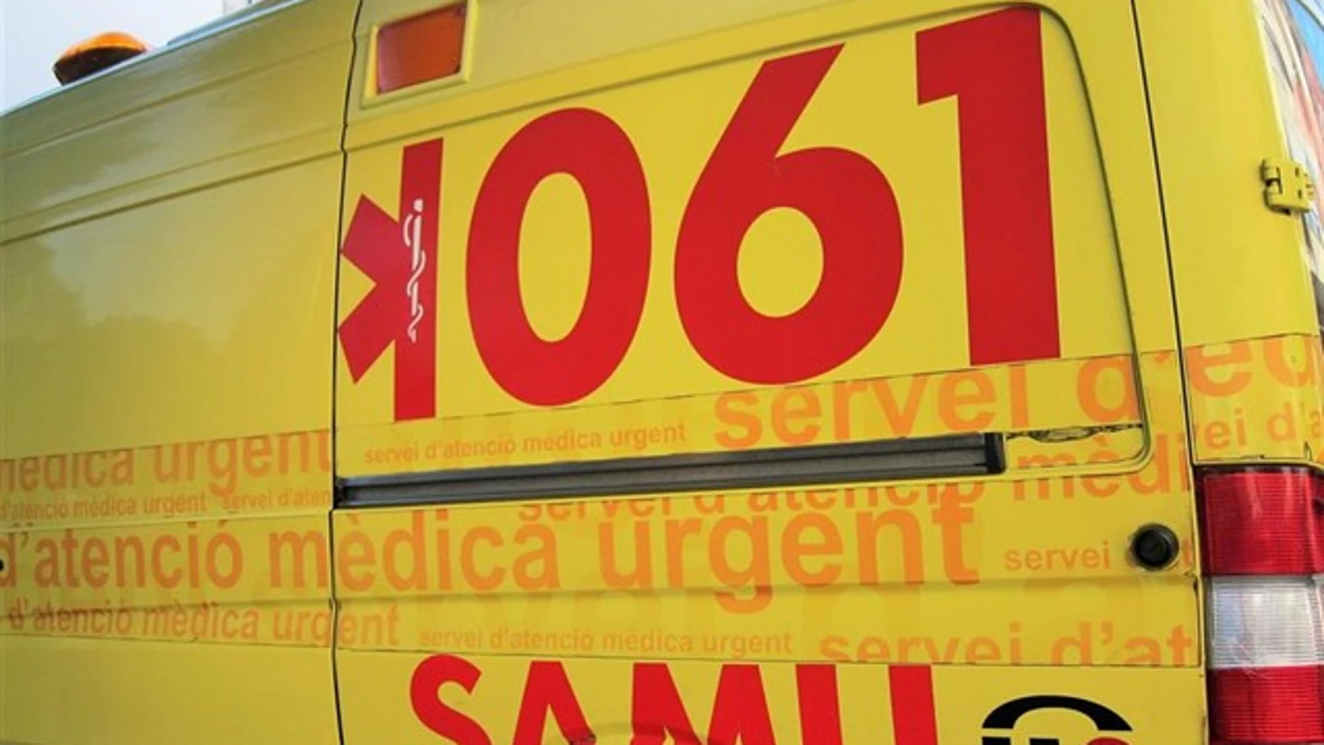 Una ambulancia del 061 trasladó a la víctima al Hospital
