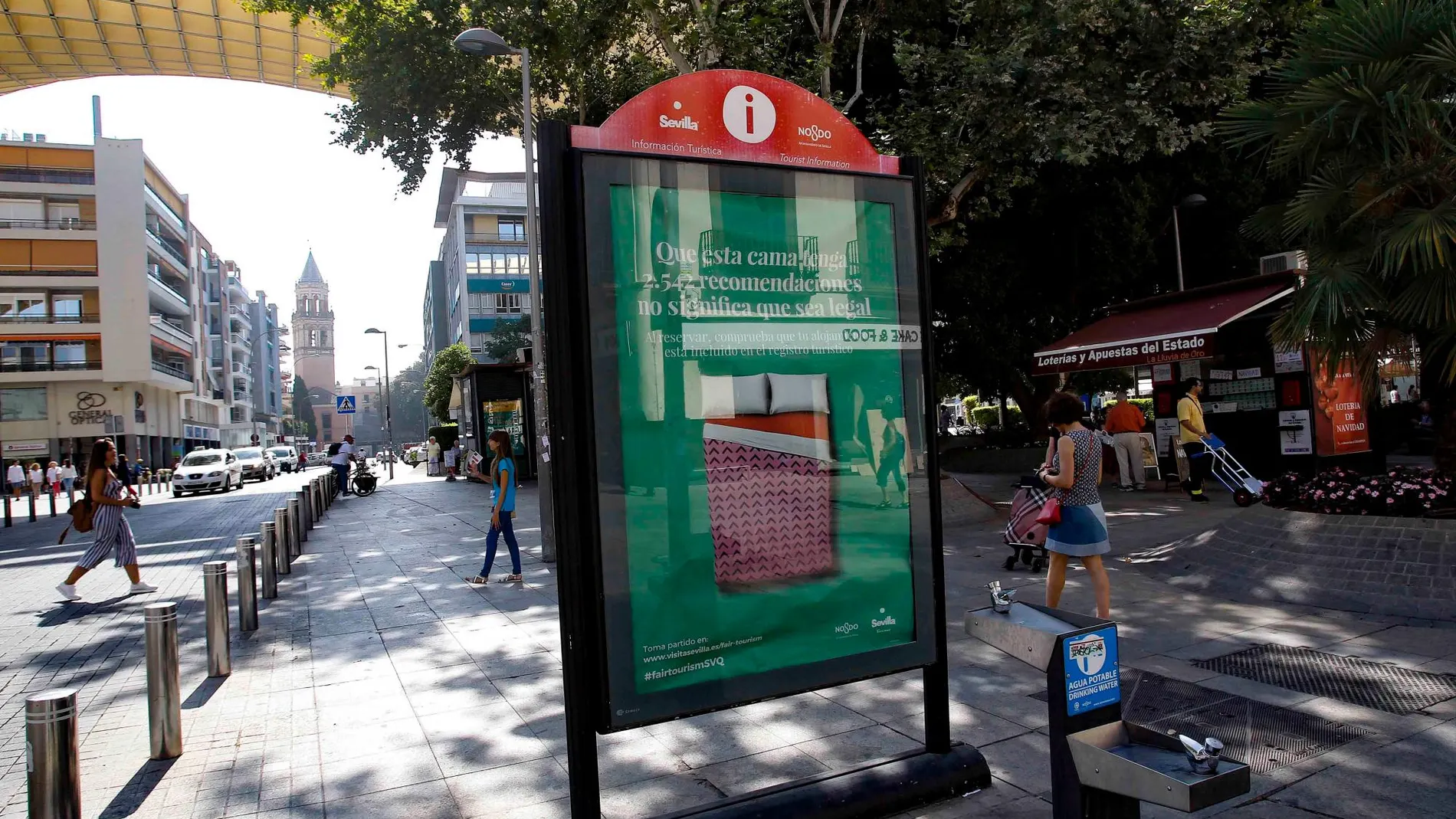 Un anuncio en Sevilla advirtiendo de los riesgos de los alquileres turísticos / Foto: La Razón