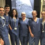 El equipo que ha realizado las intervenciones, encabezado por la doctora Ojeda (tercera por la izda.) / La Razón