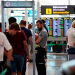 Pasajeros pasan los controles de seguridad en el  aeropuerto de Barcelona-El Prat