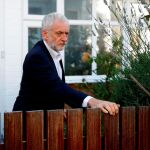 El líder del Partido Laborista, Jeremy Corbyn, en la puerta de su casa el pasado 3 de julio