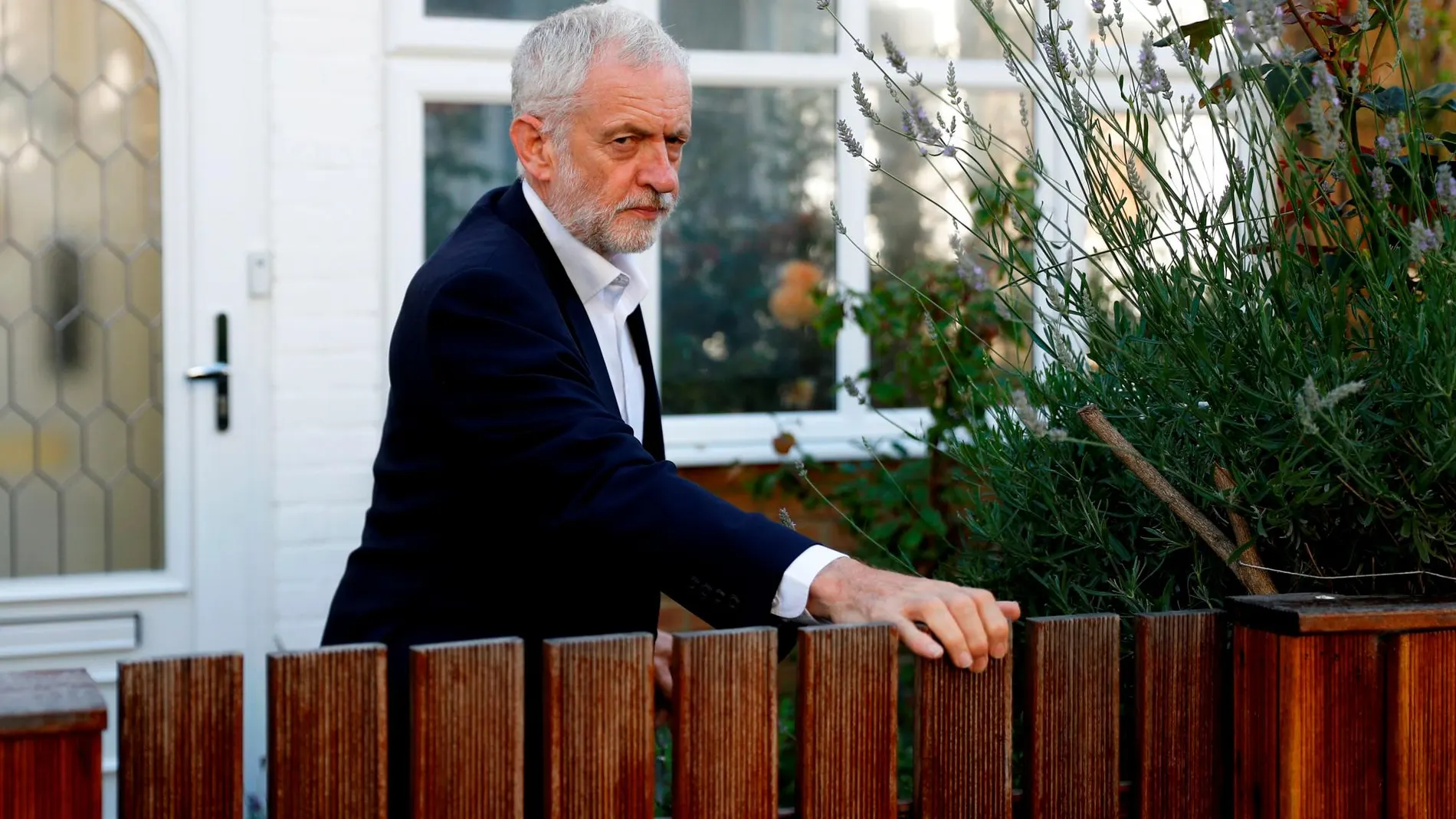El líder del Partido Laborista, Jeremy Corbyn, en la puerta de su casa el pasado 3 de julio