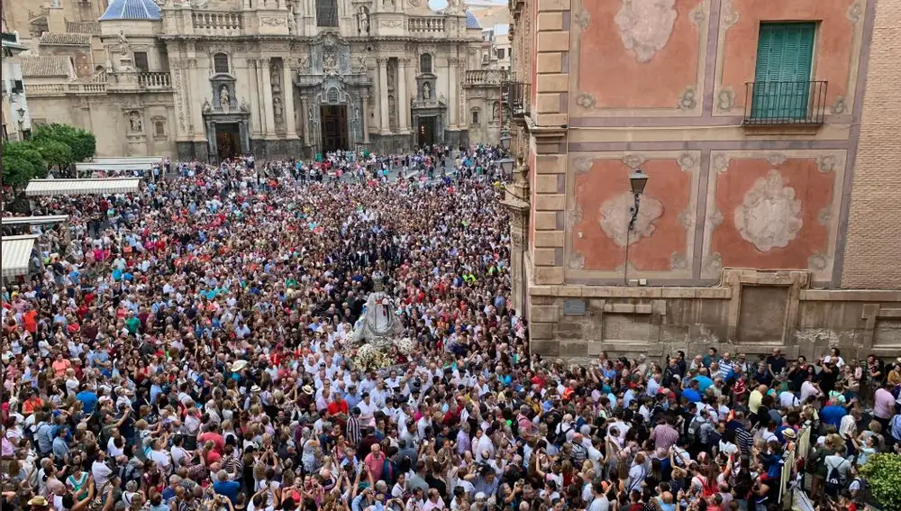 Decenas de miles de personas acompañan a «La Morenica» en la Romería desde la Catedral de Murcia hasta el Santuario de Algezares
