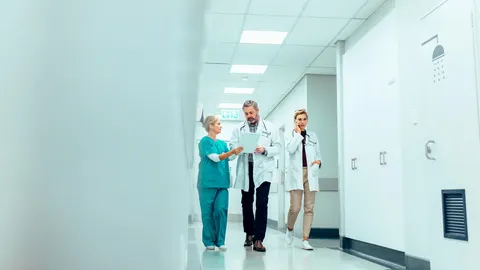 El sindicato médico regional pide el cese de los responsables de comprar mascarillas defectuosas