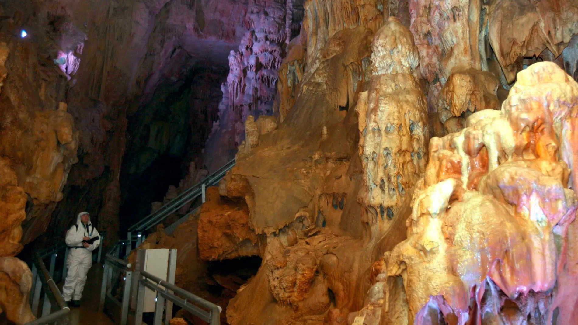 El interior de la Cueva de los Franceses de Revilla de Pomar