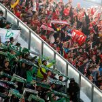 Las aficiones de Betis y Sevilla durante un derbi / Foto: Efe