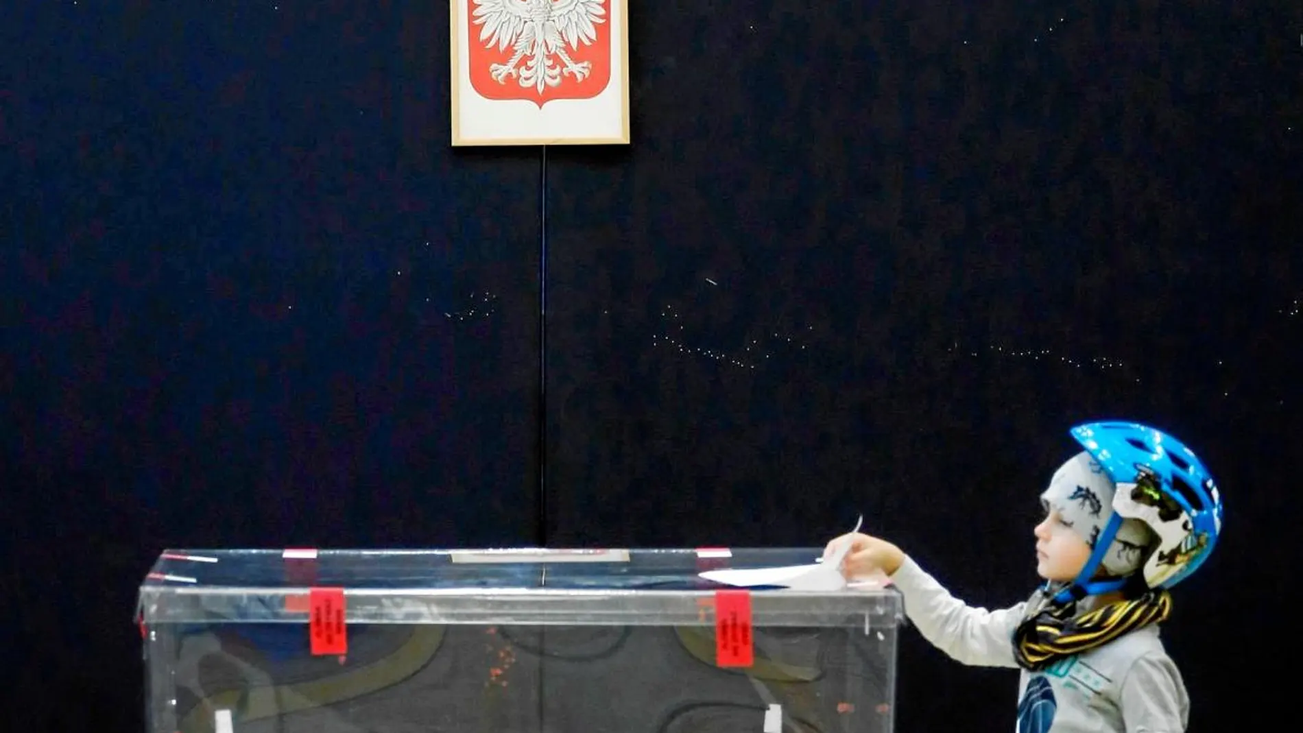 Un niño, en tres de los más de 25.000 centros electorales abiertos ayer