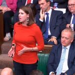 Jo Swinson, líder de los Liberal Demócratas, toma la palabra hoy en Westminster junto al “tránsfuga” Phillip Lee (segundo a la derecha), que hoy se ha unido a su partido
