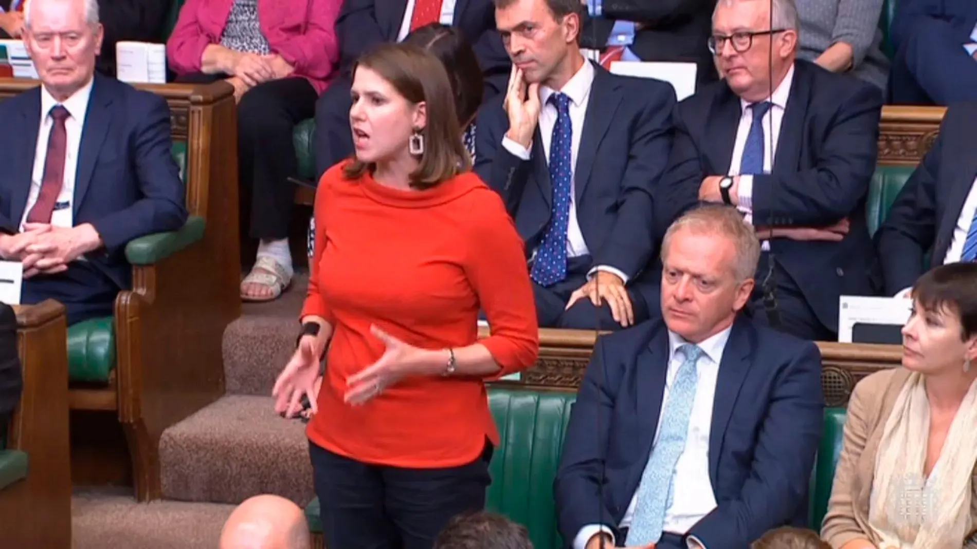 Jo Swinson, líder de los Liberal Demócratas, toma la palabra hoy en Westminster junto al “tránsfuga” Phillip Lee (segundo a la derecha), que hoy se ha unido a su partido