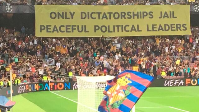 Pancarta amarilla desplegada en el Camp Nou mostrando su apoyo a los políticos catalanes presos / Twitter