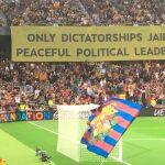 Pancarta amarilla desplegada en el Camp Nou mostrando su apoyo a los políticos catalanes presos / Twitter