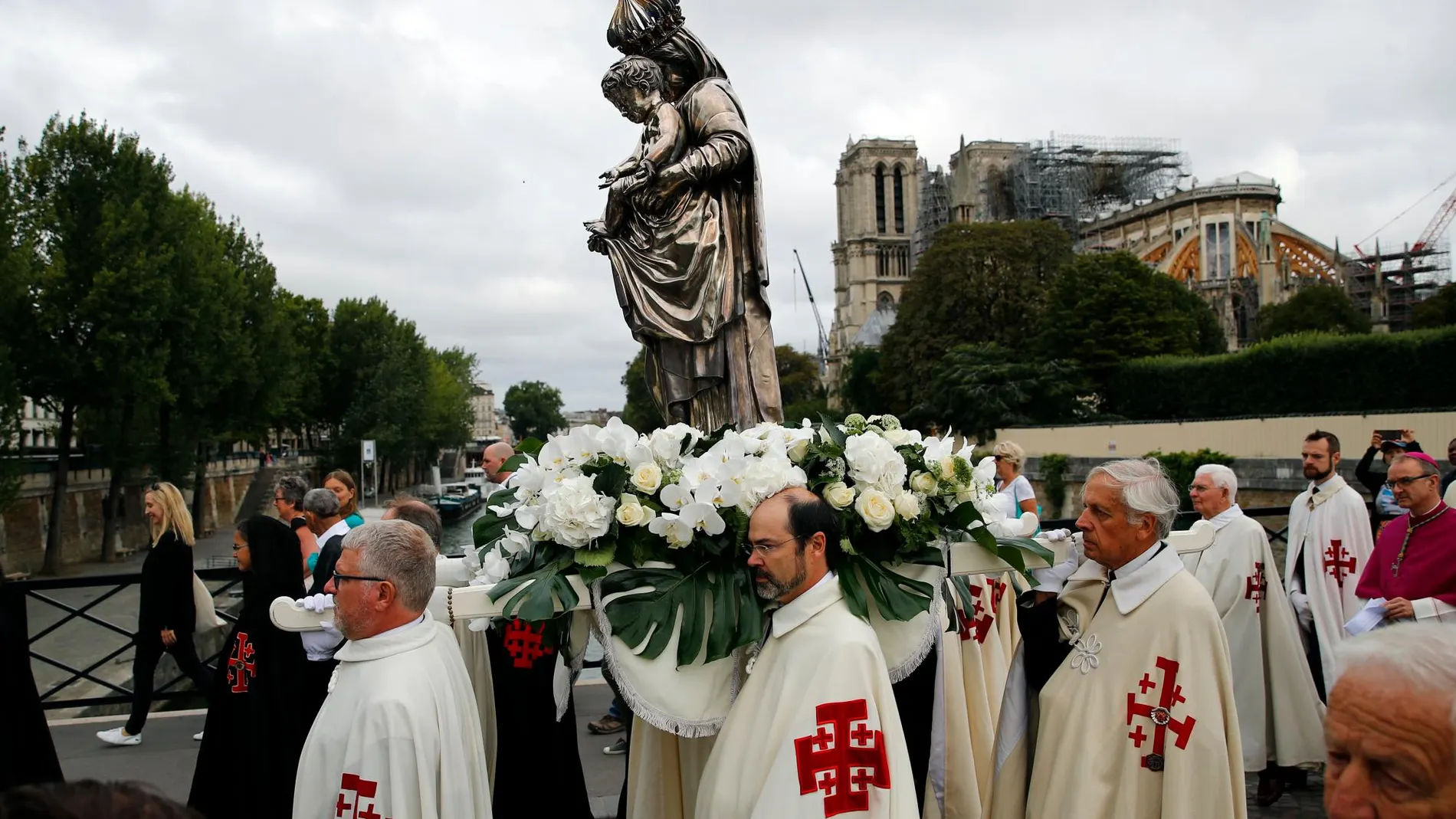 Procesión de la Ascensión de la Virgen junto a Notre Dame/Ap