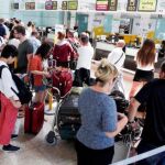 Pasajeros en el aeropuerto de El Prat haciendo cola en una jornada de huelga / Efe