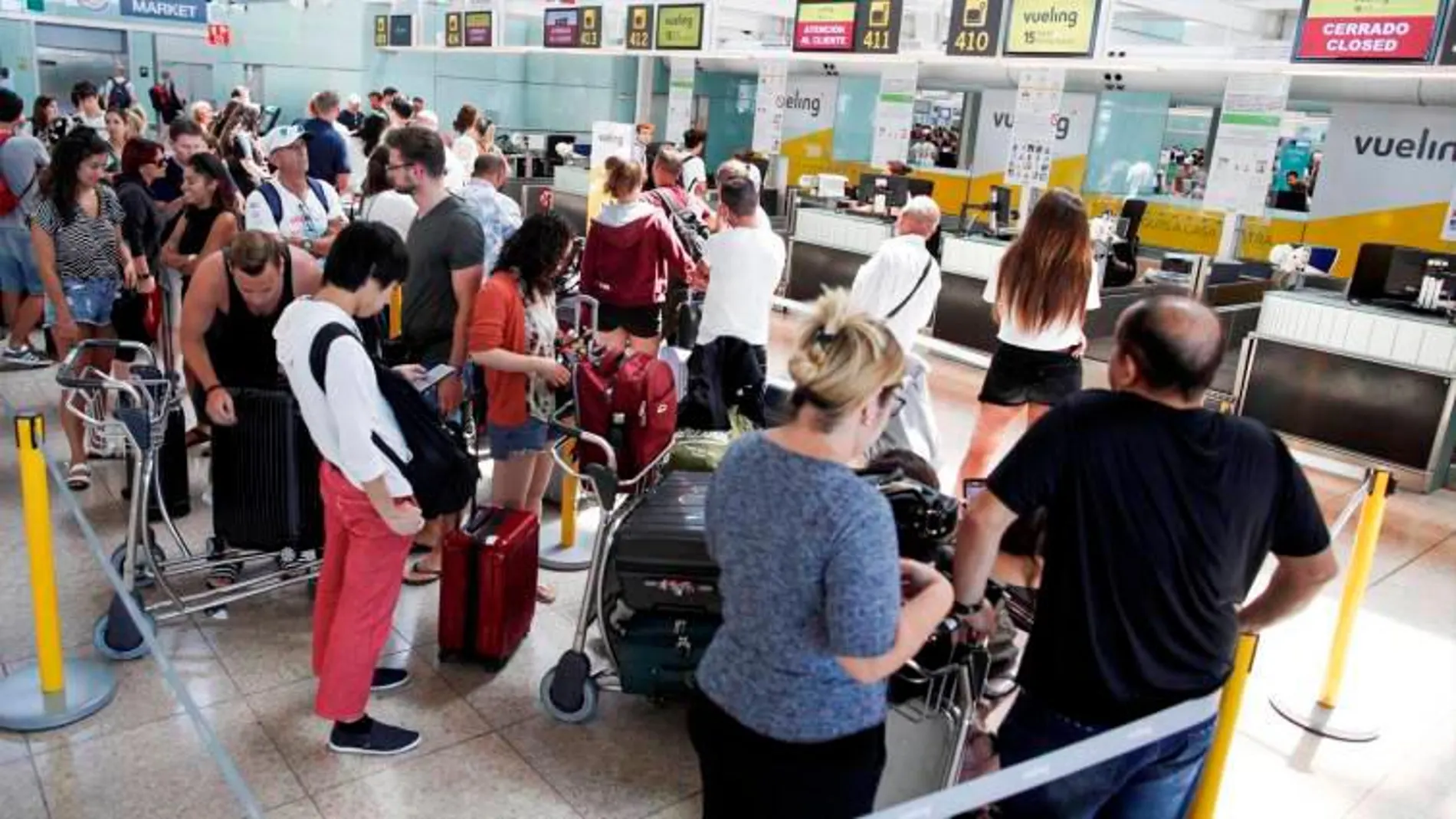 Pasajeros en el aeropuerto de El Prat haciendo cola en una jornada de huelga / Efe