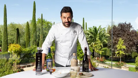 El chef Iván Cerdeño frente al ventanal de su restaurante toledano en el Cigarral del Ángel