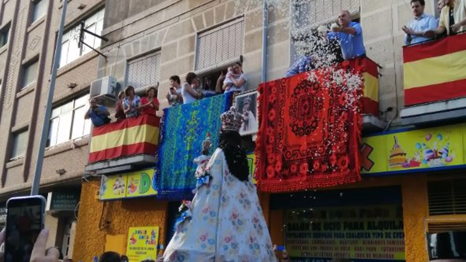 Una lluvia de pétalos cubrió a la Virgen a su paso por la ciudad de Murcia