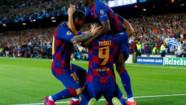 Los jugadores del Barcelona celebran uno de los goles