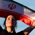 Una joven con la bandera iraní / Efe