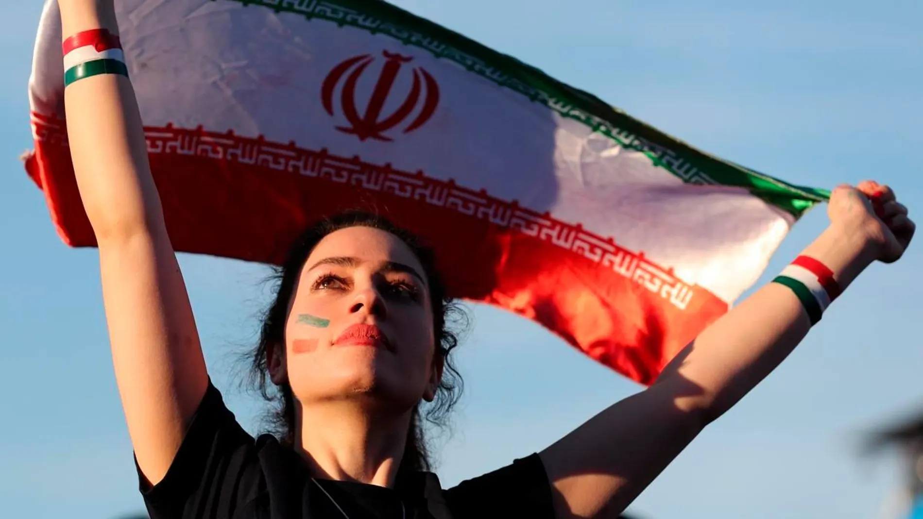 Una joven con la bandera iraní / Efe