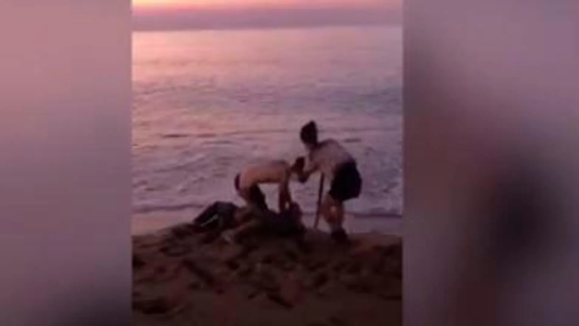 La pelea fue grabada con móvil por un grupo de turistas italianos que estaban en la playa