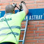 Operarios del Ayuntamiento retiran las placas de la calle Millán Astray el 26 de abril de 2018