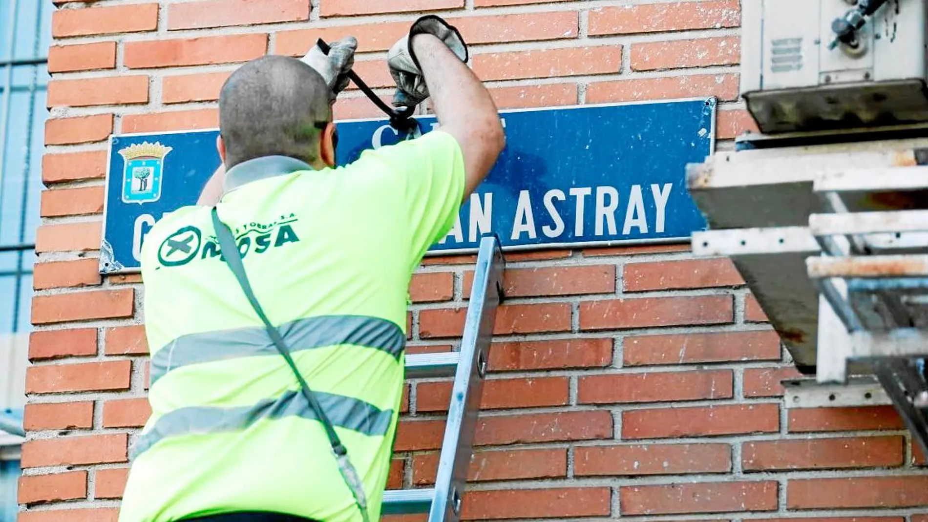 Operarios del Ayuntamiento retiran las placas de la calle Millán Astray el 26 de abril de 2018
