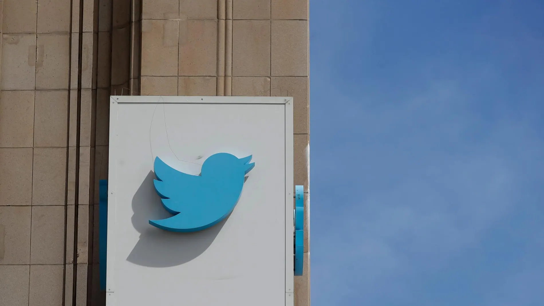El logotipo de Twitter en el exterior de un edificio de San Francisco