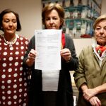 Las hijas de la victima de ETA, Ramón Romeo, con la denuncia