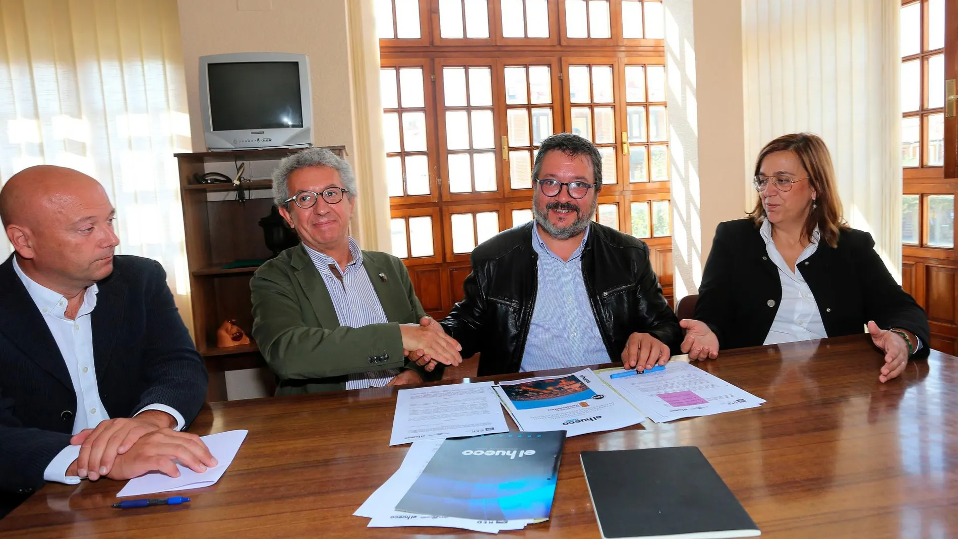 Armisén firma el acuerdo con Alcalde, Antonio Calvo y Luis Calderón