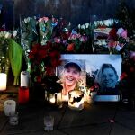 Varias personas encienden velas durante una vigilia en honor a las dos turistas escandinavas asesinadas el pasado 17 de diciembre en Marruecos, en la plaza del Ayuntamiento de Copenhague