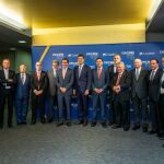El presidente de la Confederación de Organizaciones Empresariales de Castilla y León, Santiago Aparicio, con el presidente de la Confederación Española de Organizaciones Empresariales, Antonio Garamendi y los premiados