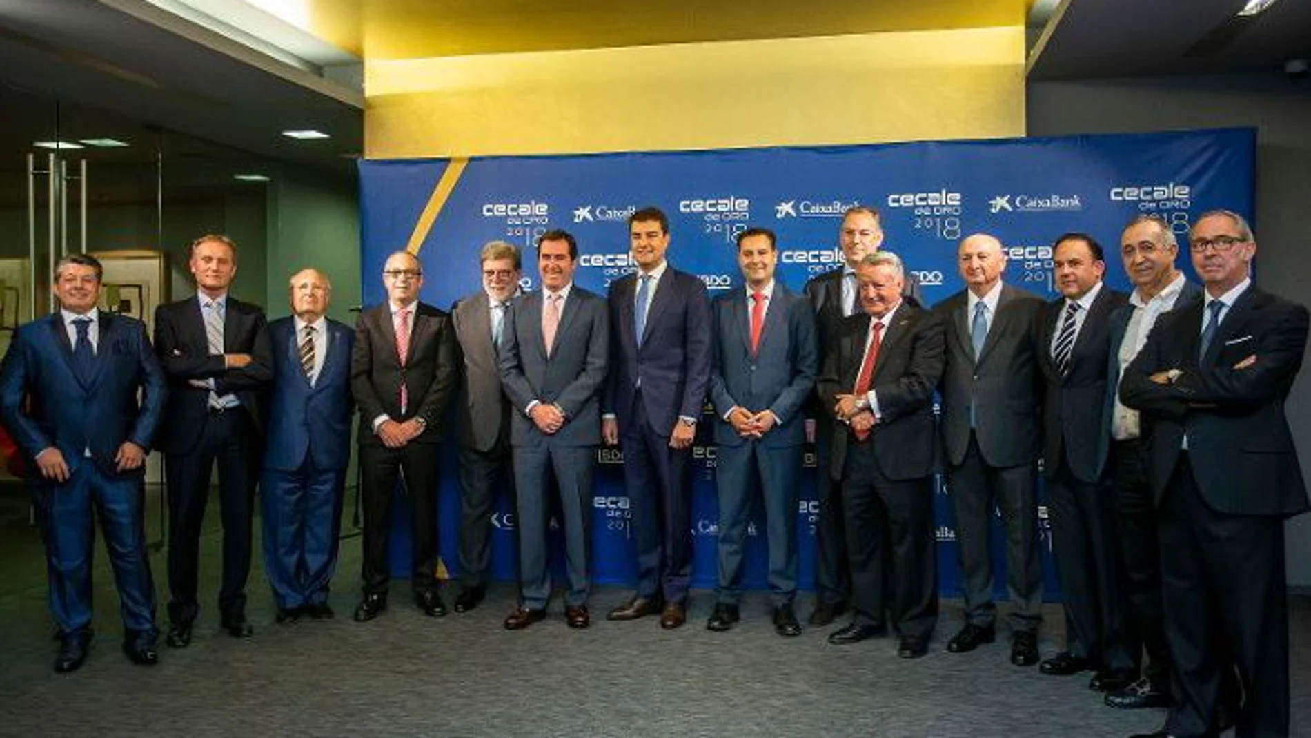 El presidente de la Confederación de Organizaciones Empresariales de Castilla y León, Santiago Aparicio, con el presidente de la Confederación Española de Organizaciones Empresariales, Antonio Garamendi y los premiados