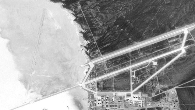 Imagen aérea de la base conocida como Groom Dry Lake AFB, también conocida como Area 51. (AP Photo/copyright,Aerial Images/SOVINFORMSPUTNIK, HO)